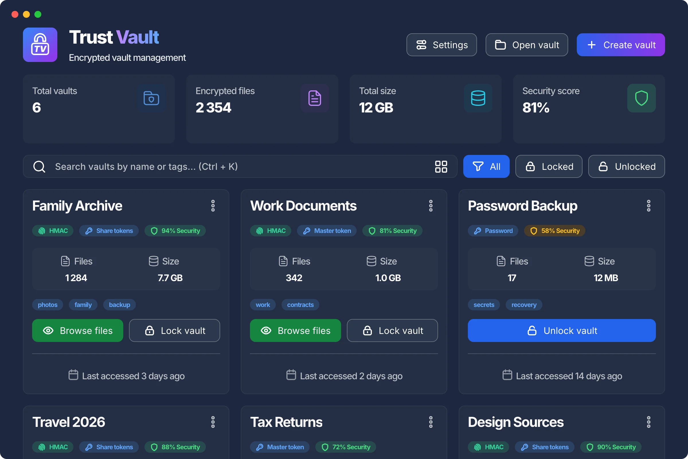 Panel de Trust Vault con las bóvedas cifradas (Family Archive, Work Documents, Password Backup), su puntuación de seguridad, etiquetas y métodos de bloqueo.